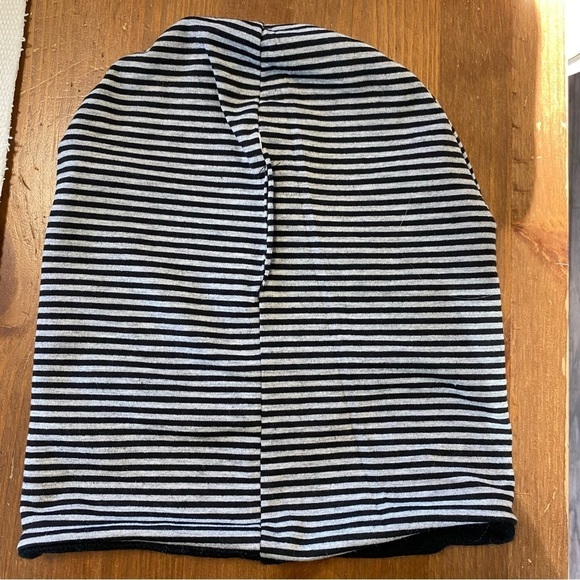 Reversible black and striped toque women’s(4) - Picture 2 of 3